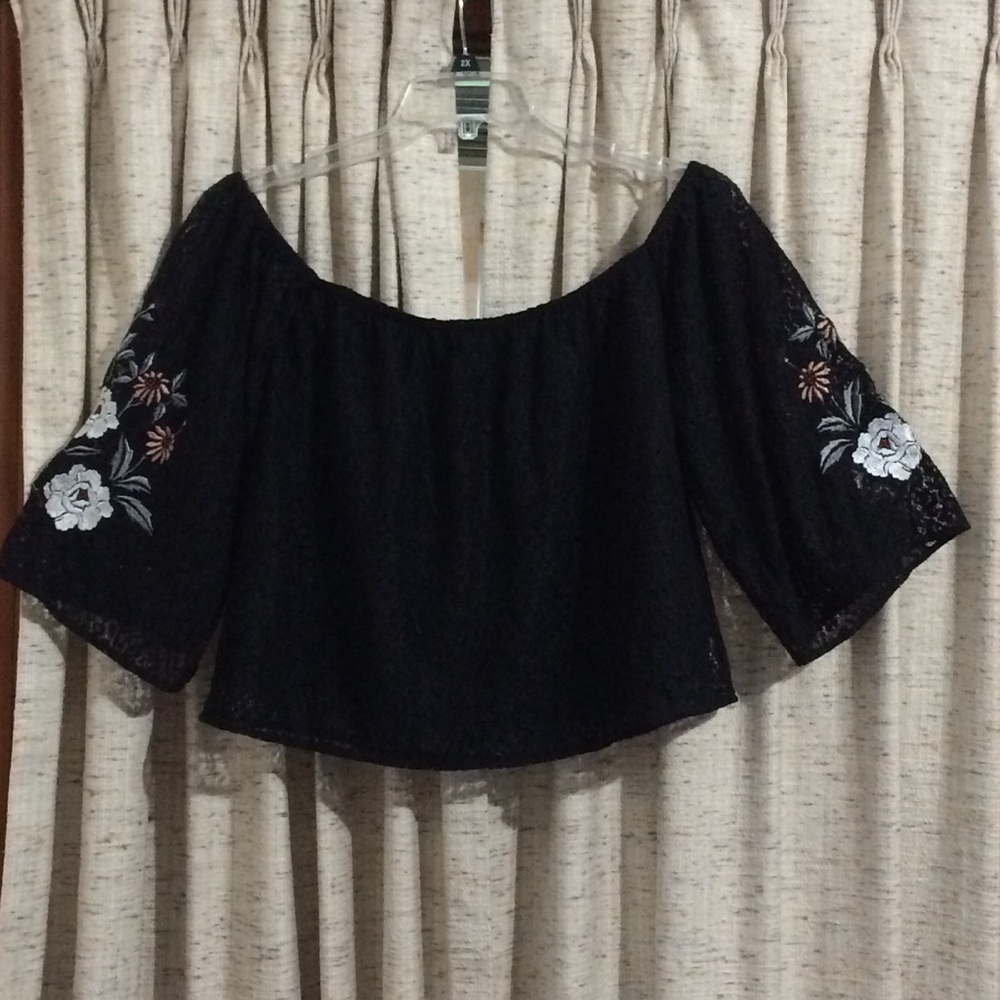Cupcakes and Cashmere Kindra Lace Top